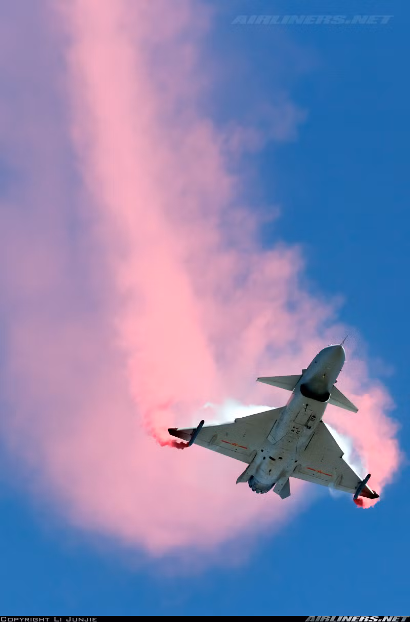 J-10C có thể đạt tốc độ lên tới Mach 1,8, bán kính chiến đấu 500-600km, tầm bay cực đại 1.800km và trần bay 18.000m. Tải trọng vũ khí trên máy bay lên tới 7 tấn không chỉ cho phép mang được tên lửa không đối không mà cả tên lửa không đối đất, bom thông minh. Nguồn ảnh: Airlines.net