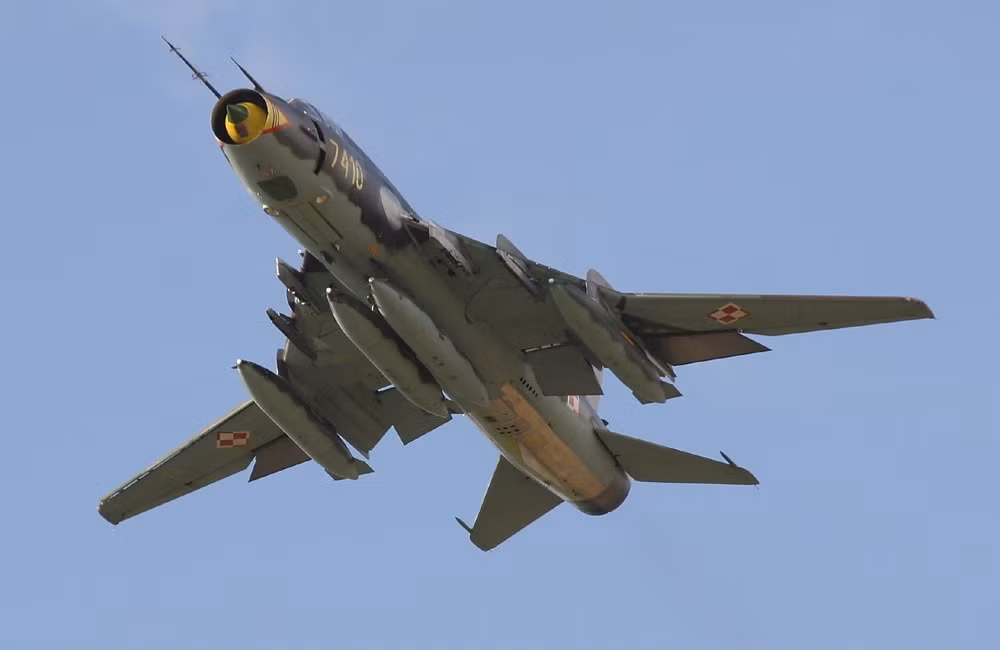 Phiên bản xuất khẩu đầu tiên của dòng Su-17 được định danh là máy bay Su-20 cất cánh lần đầu ngày 15/12/1972 do phi công A.N. Isakov điều khiển. Loại này được bán cho Ai Cập, Ba Lan và Syria. Giai đoạn từ 1977-1978, Liên Xô ra mắt phiên bản xuất khẩu mới định danh là Su-22 thiết kế trên cơ sở dòng Su-17M2D nội địa. Nguồn ảnh: Wikipedia