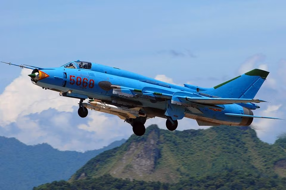 Cuối những năm 1970 - đầu 1980, Liên Xô bắt đầu cung cấp các máy bay tiêm kích - bom Su-22M - phiên bản xuất khẩu của Su-17M3 cho Không quân Nhân dân Việt Nam sử dụng. Cho tới cuối những năm 1980, chúng ta nhận thêm phiên bản xuất khẩu hiện đại nhất định danh là Su-22M4 - phiên bản xuất khẩu của Su-17M4 với hàng loạt cải tiến hệ thống điện tử và một phần cấu trúc thân tối ưu tốc độ. Nguồn ảnh: Wikipedia