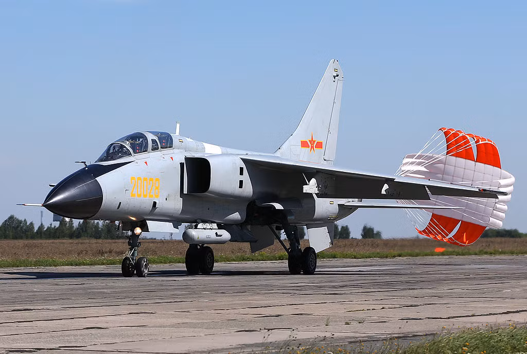Theo chuyên gia quân sự Wi Dongxu, thiết kế khí động học của tiêm kích JH-7A II so với JH-7A không khác biệt nhiều nên rất khó nhận diện hai loại. Tuy nhiên, các hệ thống bên trong gồm radar, điện tử hàng không của JH-7A II có lẽ đã được nâng cấp tăng cường hiệu suất bay. Nguồn ảnh: Wikipedia