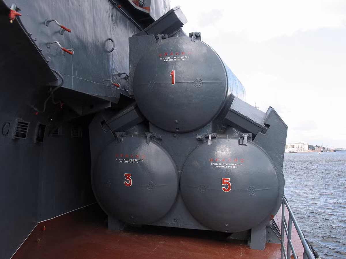 Đề án 12341 trang bị hệ thống tên lửa hành trình chống hạm P-120 Malakhit (NATO định danh là SS-N-9) với kết cấu bệ phóng 3 ống đặt hai bên hông tàu tên lửa. Nguồn ảnh: Wikipedia