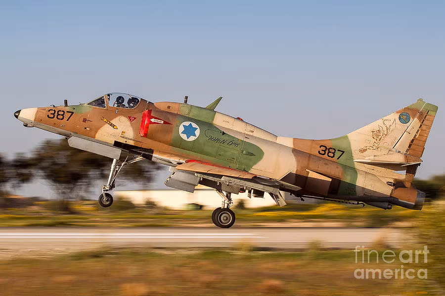 Dẫu vậy, F-4 Phantom II không phải là loại máy bay đầu tiên mà Israel nhận được Mỹ. Vì thực tế, năm 1966, Israel đã ký thành công thỏa thuận đầu tiên trong lịch sử quan hệ quân sự với Mỹ mua 217 chiếc A-4 Skyhawk - một loại máy bay cường kích. Nguồn ảnh: Pixels