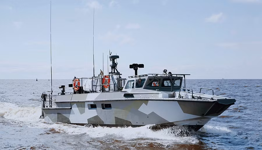 Và trong năm 2019, theo tiết lộ của vị tư lệnh Rosgvardia, lực lượng này sẽ hình thành “đội tuần tra biển” với việc tiếp nhận hai loại tàu chiến gồm: tàu cao tốc BK-16 và tàu tuần tra Project 21980. Trong ảnh, tàu cao tốc BK-16 có thể đáp ứng nhiệm vụ chở quân đổ bộ, tuần tra, cứu thương, chống hải tặc và khủng bố. Tàu đạt tốc độ 42 hải lý/h, dự trữ hành trình 400 dặm hoặc 24 tiếng. Nguồn ảnh: SouthFront