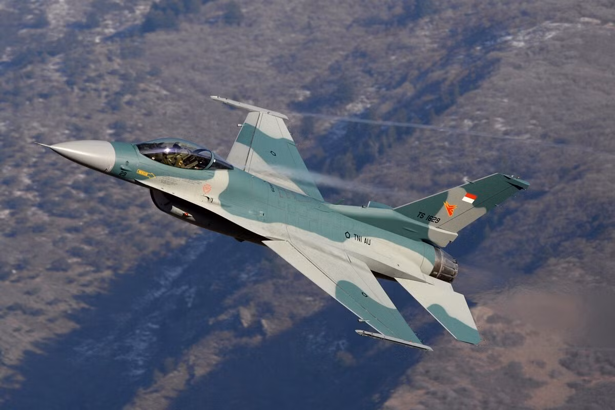 So với các thế hệ trước, F-16V Viper được thay đổi gần như toàn bộ về trang bị điện tử với siêu raddar mạng pha chủ động AN/APG-83 AESA, máy tính nhiệm vụ, hệ thống tác chiến điện tử, hệ thống cảnh báo va chạm mặt đất tự động. Nguồn ảnh: Defense News