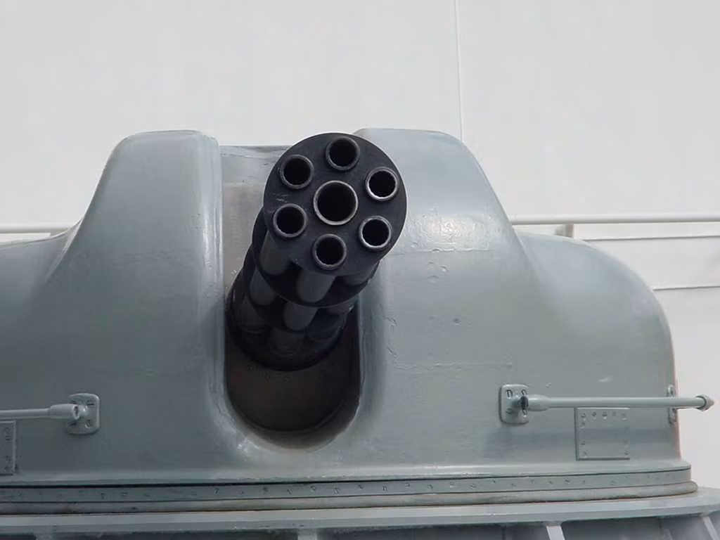 Bề ngoài của AK-306 giống hệt pháo CIWS AK-630 nổi tiếng nhưng chúng có khẩu pháo nhẹ hơn nhiều cho phép tích hợp trên các loại tàu chiến cỡ nhỏ. Nguồn ảnh: roe