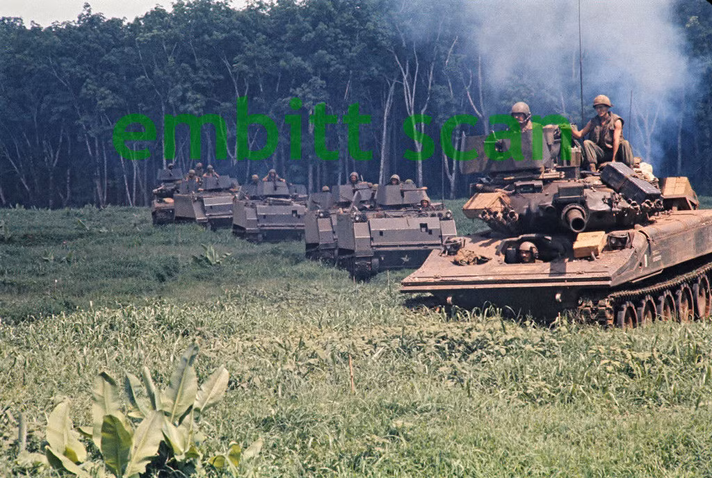 Đó mới chỉ là vài thống kê nhẹ nhàng liên quan tới lịch sử đáng thất vọng của M551 Sheridan. Ngoài những con số quá trình chiến đấu, Sheridan còn nổi bật với chuyện hỏng vặt, tự khiến nó thất bại trước khi kịp tham chiến. Theo một báo cáo tổng kết của Mỹ, tháng 2/1969 74 chiếc M551 được gửi tới Việt Nam, nhưng chỉ 3 tháng sau người ta ghi nhận 16 lỗi cơ học nghiêm trọng, 41 phát đạn bắn thất bại, 140 viên đạn bị lỗi, 25 động cơ (25 xe) bị cháy, tháp pháo gặp 125 lỗi về điện, phần lớn đạn súng máy mang theo phải cất giữ bên ngoài tăng nguy cơ cháy nổ vì không gian bên trong hạn chế quá. Đúng là chưa kịp đụng độ với quân giải phóng miền Nam, Sheridan đã tự loại mình khỏi vòng chiến. Nguồn ảnh: Pinterest