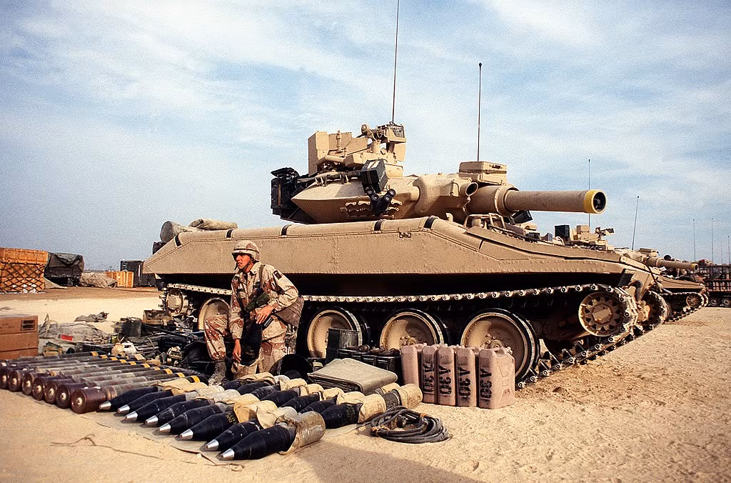 Phải tới tận năm 1991, trong chiến dịch bão táp sa mạc, M551 Sheridan mới có cơ hội đấu tăng. Theo đó, nó phóng đi 6 quả tên lửa MGM-151 trúng đích xe tăng T-55 của Iraq. Tuy vậy, chiến công chói lóa của M1 Abrams trước T-72 của Iraq đã khiến thành tích của M551 chẳng đáng để được tự hào, vinh danh. Đó cũng là cuộc chiến đặt dấu chấm hết cho xe tăng hạng nhẹ “khủng” nhất nước Mỹ. Nguồn ảnh: Pinterest