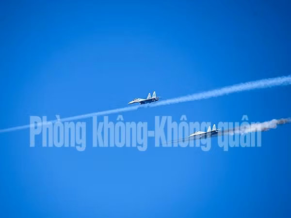 Hiện nay, các máy bay chiến đấu Su-27/30, Su-22M4, trực thăng Mi-8/17 của KQND Việt Nam đều có khả năng triển khai được đạn rocket S-13 hay S-13T. Trong ảnh, biên đội Su-30MK2 phóng rocket tấn công mục tiêu trên biển. Nguồn ảnh: PK-KQ