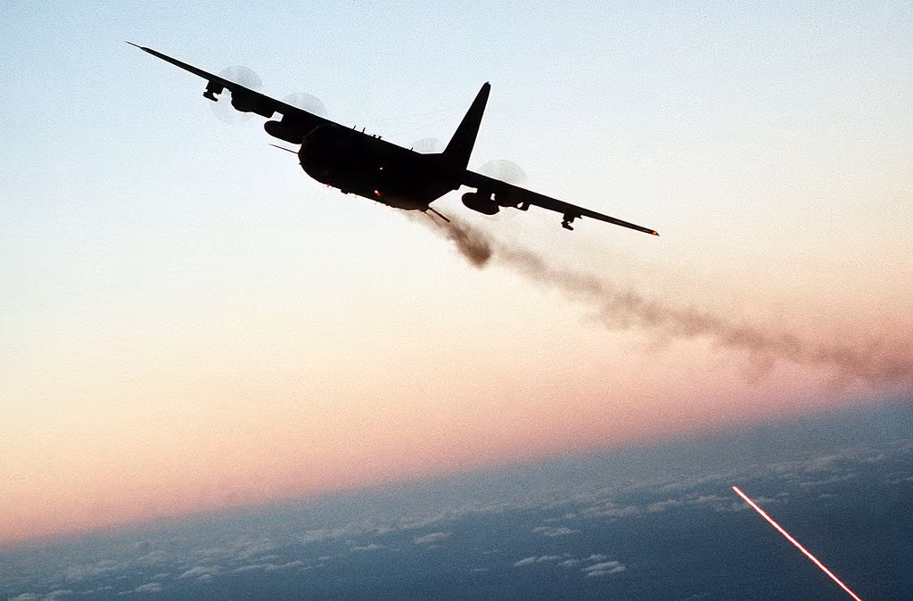 AC-130U là đời thứ 4 là dòng máy bay vận tải - vũ trang hạng nặng AC-130 được Mỹ phát triển từ thời chiến tranh Việt Nam. Đây được coi là một trong những máy bay có sức tấn công khủng khiếp, rất phù hợp với các cuộc không kích tuyến đường vận tải, hậu cần với thời gian bay quần vòng cực lâu. Nguồn ảnh: Wikipedia