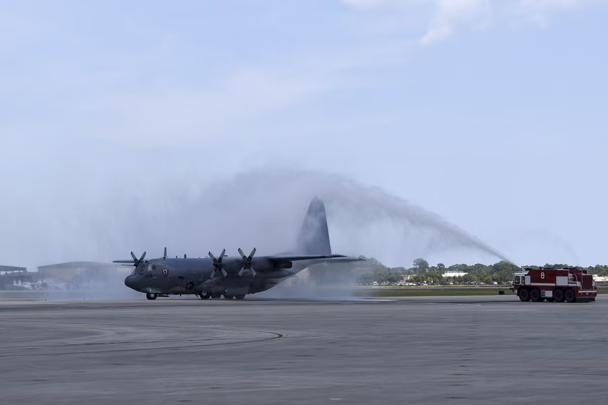 Theo tạp chí Scramble, hai chiếc AC-130U mang số hiệu thân 89-1056 và 90-0167 đã trở về sân bay với màn phun nước chào mừng... ngày nghỉ hưu đã đến. Nguồn ảnh: Airman 1st Class Blake Wiles
