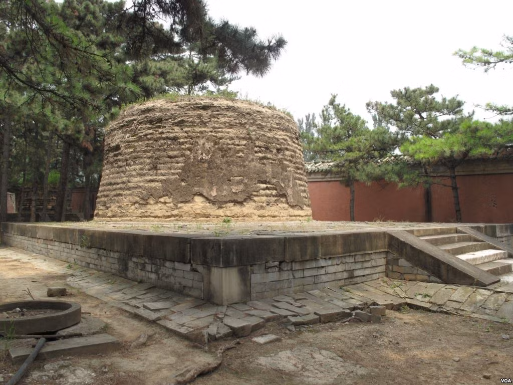 Trong ảnh là mộ phần của Dung phi Hòa Trác thị - là một phi tần rất được Càn Long sủng ái. Bà được đồn đại lá có nhan sắc "nghiêng nước nghiêng thành" khiến Càn Long "mê mệt". Khi bà mất đi, nhà vua đau buồn tiếc thương khôn nguôi. Ảnh: Wikipedia.
