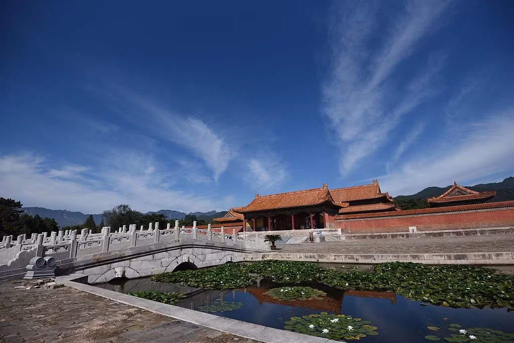 Cận cảnh “Tam lộ Tam khổng kiều” với cây cầu đá xây dựng kỳ công, phía dưới là hồ sen trong xanh in bóng công trình bề thế của lăng. Ảnh: Wikipedia.