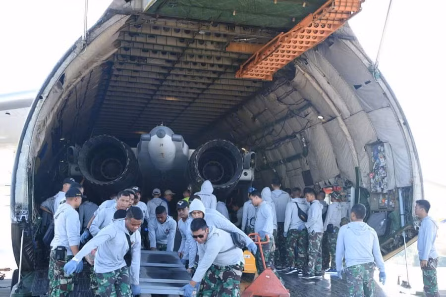 Trong ảnh, máy bay Su-30MK2 được tháo lắp cánh và nhiều phần thiết bị trước khi được không vận bằng An-124 tới Indonesia. Nguồn ảnh: Dambiev
