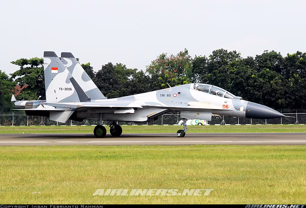 Khách hàng đầu tiên của phiên bản Su-30MK2 là Không quân Hải quân Trung Quốc, sau đó là Không quân Nhân dân Việt Nam, Không quân Indonesia, Không quân Venezuela, Không quân Uganda. Nguồn ảnh: Airliners.net