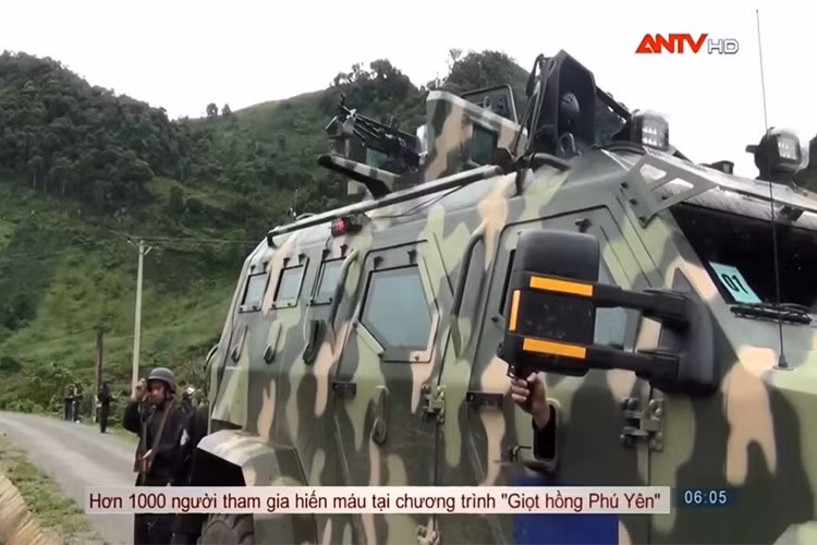 Theo thông tin từ nhà sản xuất, xe thiết giáp IAG 4x4 Guardian Tactical có khả năng chở được tối đa 10 chiến sĩ cùng kíp điều khiển 2 người trong mỗi lần ra quân tác chiến. Về vũ khí trang bị, nó được trang bị tháp súng có khả năng xoay 360 độ và có thể lắp thêm các loại vũ khí khác như tên lửa hay súng phóng lựu. Ảnh: ANTV