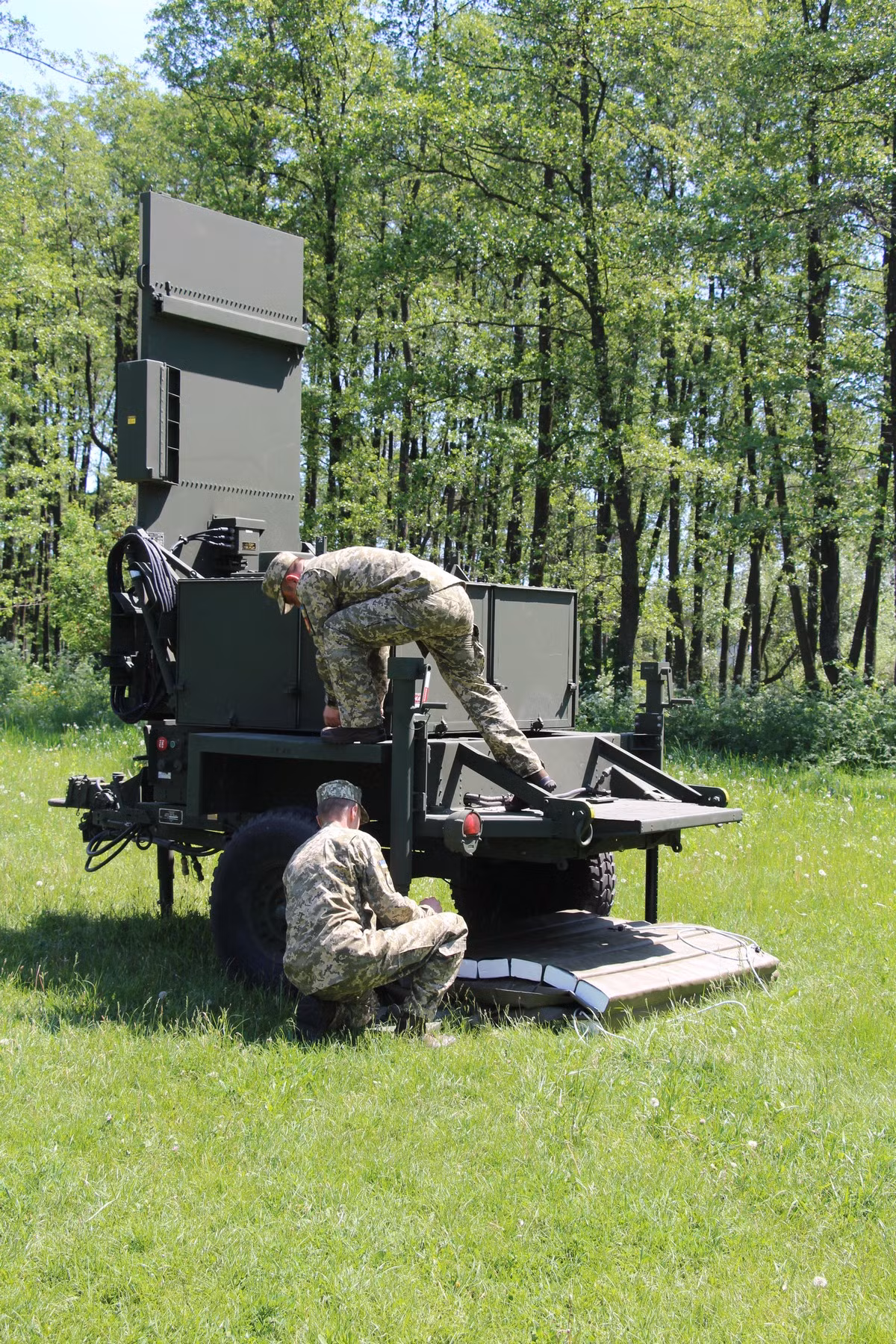 Radar phản pháo AN/TPQ-36 có tầm hoạt động tối đa 24km, tầm trinh sát hiệu quả với các loại lựu pháo (pháo kéo, pháo tự hành) là 18km, với pháo phản lực lên tới 24km. Nguồn ảnh: Bmpd