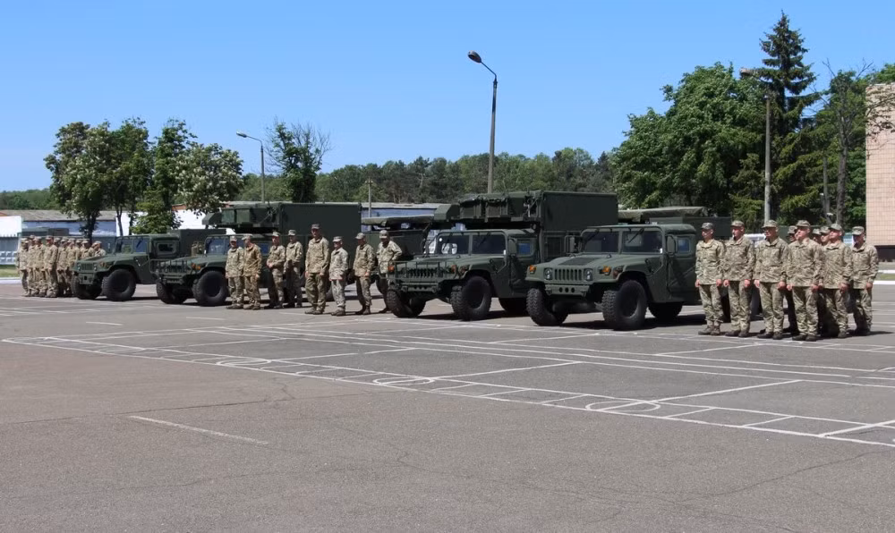 Việc chuyển giao 2 trạm này nằm trong hợp đồng lớn của Ukraine đặt hàng Mỹ mua 13 trạm radar AN/TPQ-36. Hai trạm đầu tiên được bàn giao vào tháng 11/2015, trong các năm 2016, 2017, 2018, Mỹ tiếp tục thực hiện bàn giao mỗi năm 2-4 trạm. Nguồn ảnh: Bmpd