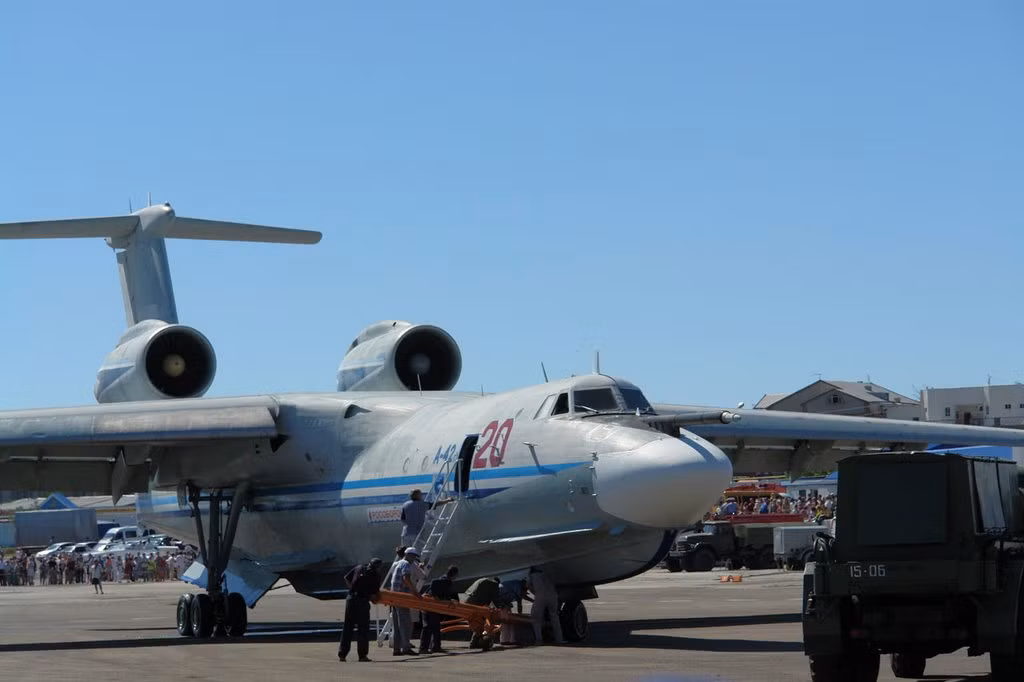 Theo Beriev, A-40/42 có chiều dài 43,84m, sải cánh 41,62m, cao 11m, trọng lượng cất cánh tối đa 86 tấn. Máy bay trang bị hai động cơ turbofan D-30KPV kết hợp với hai động cơ turbojet RD36-35 tăng lực cất cánh vì máy bay quá lớn, tốc độ tối đa 800km/h, trần bay 9.700m, chạy đà cất cánh trên mặt nước cần 2.000m, hạ cánh chỉ cần 900m. Ảnh: Wikipedia