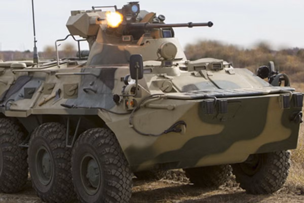 Ngoài 2A72, trên tháp pháo của BTR-82A còn có một khẩu đại liên PKT 7,62mm diệt mục tiêu cự ly gần. Nguồn ảnh: Wikipedia