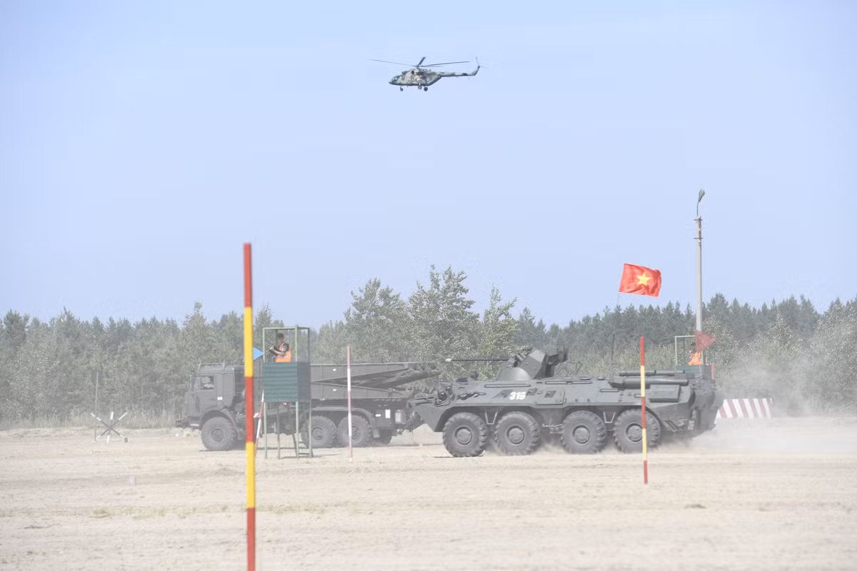 Trong đó, có nhiều loại khí tài hạng nặng ta không có trong biên chế và chưa lần nào có cơ hội tiếp xúc. Điển hình là xe thiết giáp chở quân BTR-82A rất hiện đại, trong nước chúng ta mới chỉ trang bị tới loại BTR-60PB thời Liên Xô. Nguồn ảnh: Bộ Quốc phòng Nga