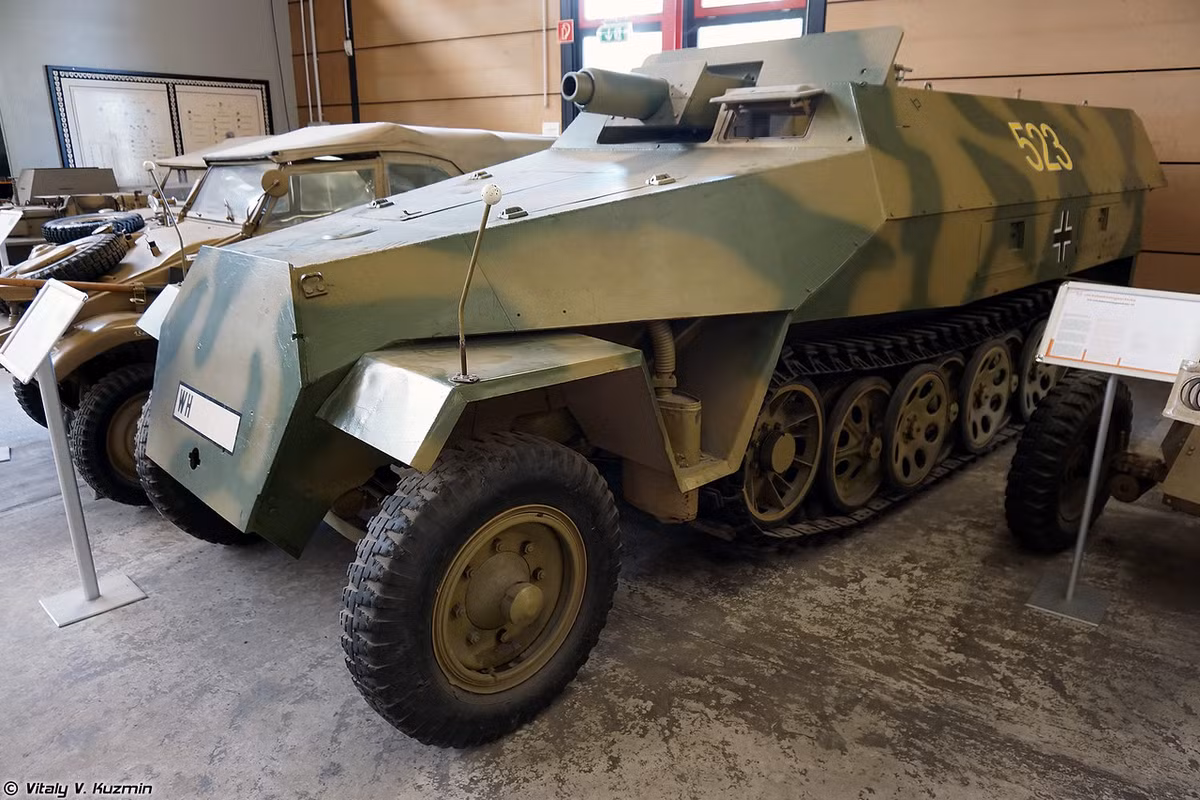 Xe thiết giáp nổi tiếng trong CTTG 2 của Đức Sd.Kfz. 251/9 với kiểu truyền động "half-track". Nguồn ảnh: Vitaly-Kuzmin