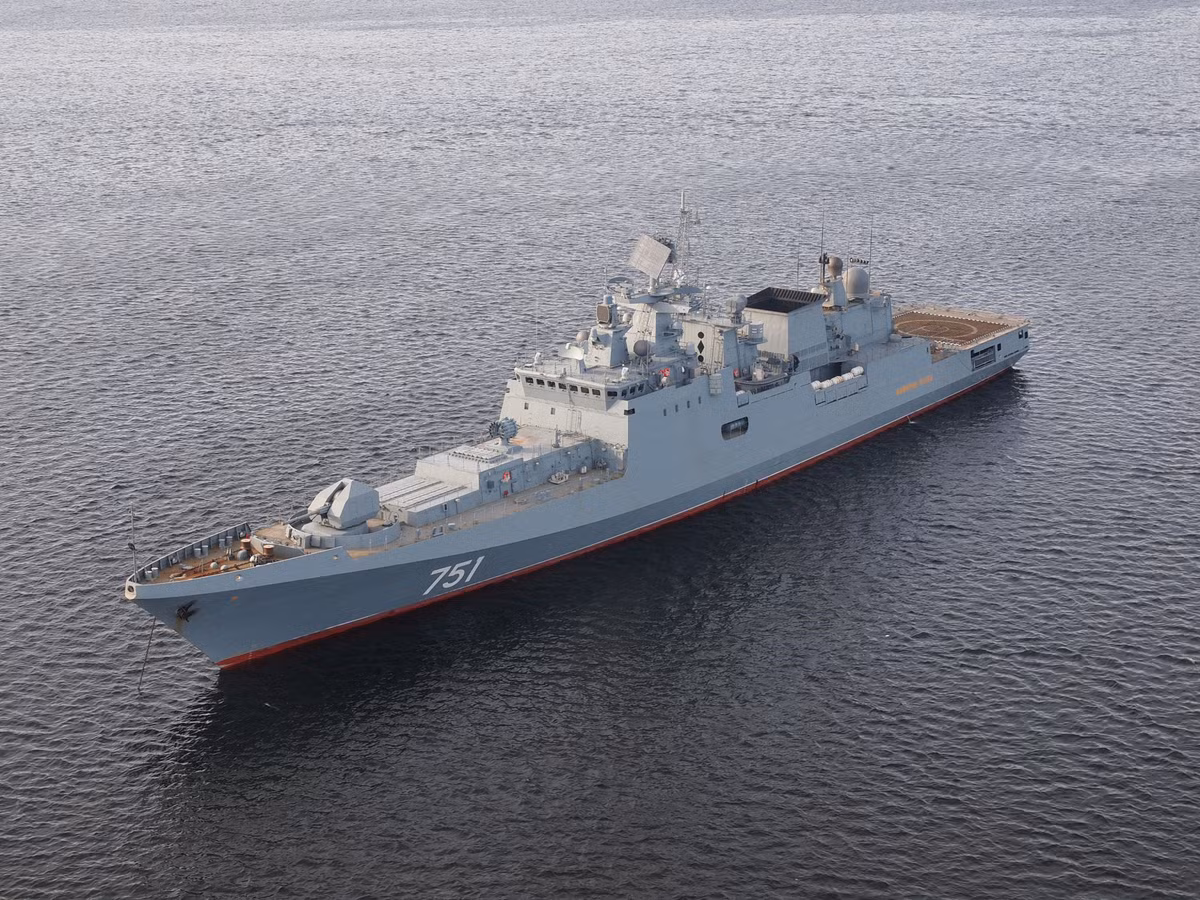 Đầu tiên là các tàu hộ vệ cỡ lớn Đô đốc Grigorovich thuộc đề án 11356M đang được đóng tại xưởng Yantar, Kaliningrad. Theo kế hoạch Nga sẽ đóng 8 tàu, hiện mới chỉ hoàn thành 3 chiếc đưa vào biên chế. Do khó khăn về động cơ, có khả năng Nga sẽ cố gắng hoàn thành thêm 3 chiếc nữa trong giai đoạn 2020-2022, phần còn lại sẽ bán cho Ấn Độ. Nguồn ảnh: WhiteFleet