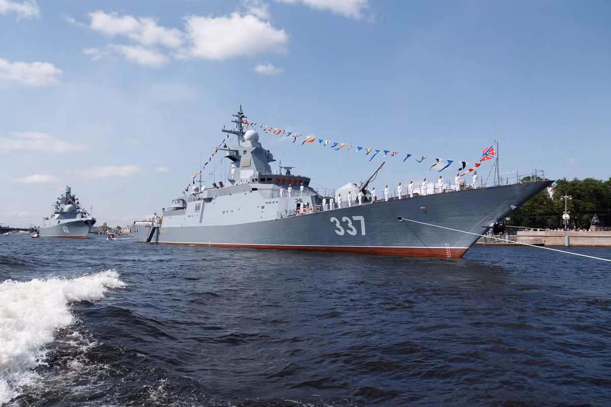 Theo tờ Krasnaya Zvezda, cuộc duyệt binh ở St Petersburg có sự tham gia của 40 tàu chiến Nga, 40 máy bay cũng như 4.000 quân nhân. Nguồn ảnh: Bộ Quốc phòng Nga