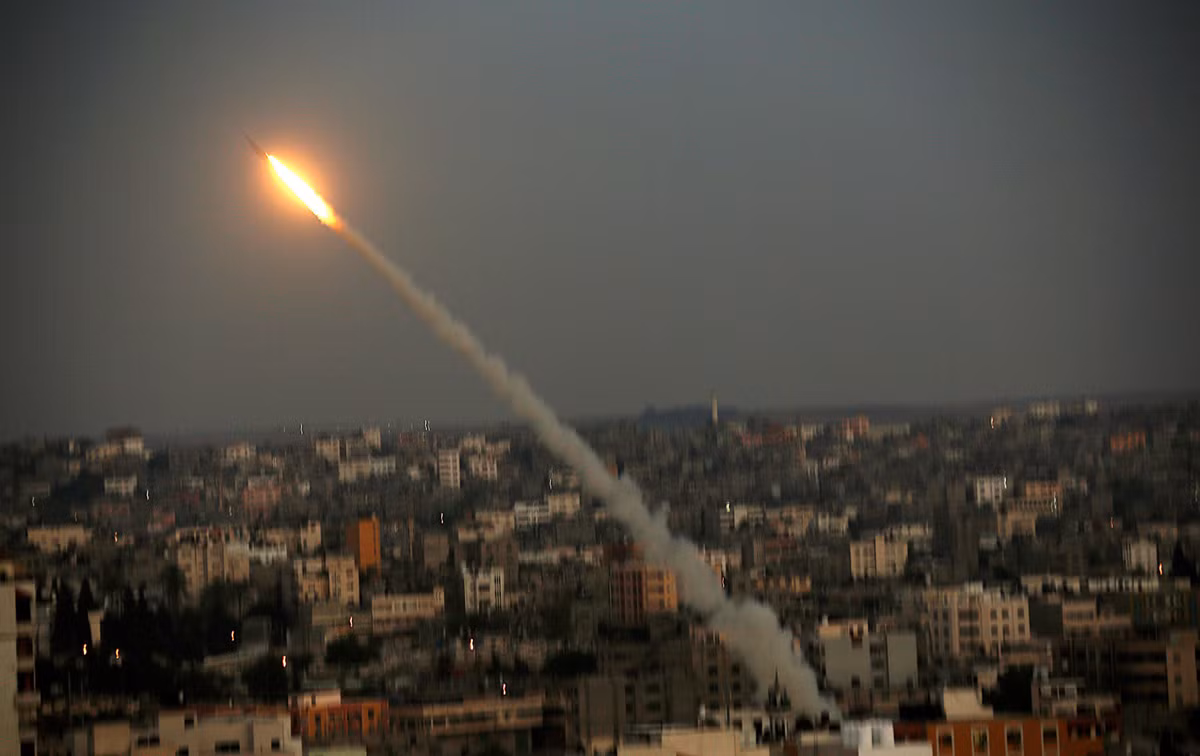 Về cách thức chiến đấu với Israel kể từ ngày đầu thành lập, Hamas được cho là chủ yếu dùng chiến thuật đánh bom tự sát và dùng rocket tầm xa pháo kích các Tel-Aviv và các thánh phố nằm sâu trong lãnh thổ Nhà nước Do Thái. Các cuộc tấn công của Hamas hầu như vẫn tiến hành đều đặt trong những năm qua đặt quan hệ giữa Palestine với Israel luôn trong tình trạng “căng như dây đàn”. Nguồn ảnh: diaadia