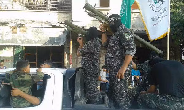 Hamas cũng có năng lực phòng không với một số loại súng pháo cao xạ cỡ nhỏ 12,7-23mm và đặc biệt gồm cả tên lửa vác vai SA-7. Bên cạnh đó, có nguồn tin cho rằng họ nhận được cả tên lửa Igla và Igla-S từ Libya. Nguồn ảnh: Twitter