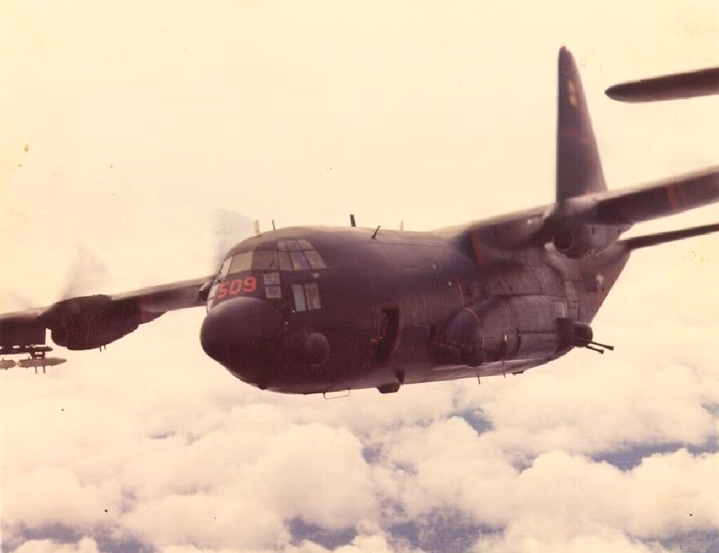 Để phục vụ cho nhiệm vụ này, máy bay AC-130 được trang bị hệ thống quan sát bằng tia hồng ngoại, quang truyền hình, thiết bị khuếch đại ánh sáng mờ với bội số 40.000 lần, phát hiện được xe chạy ban đêm và cả xe đã dừng nhưng máy chưa nguội. Nguồn ảnh: spectre-association