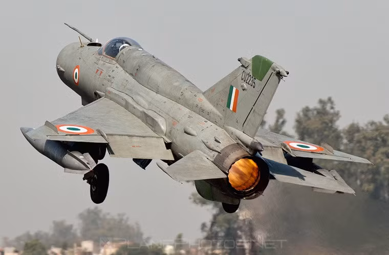 Về động cơ, MiG-21 Bison vẫn sử dụng loại R25-300 cho tốc độ bay 2.228km/h (Mach 2,05), leo cao 225m/s, trần bay 17,8km. Các thông số này không thua kém F-16 của Pakistan, thậm chí nó bay nhanh hơn cao hơn cả JF-17 Thunder.
