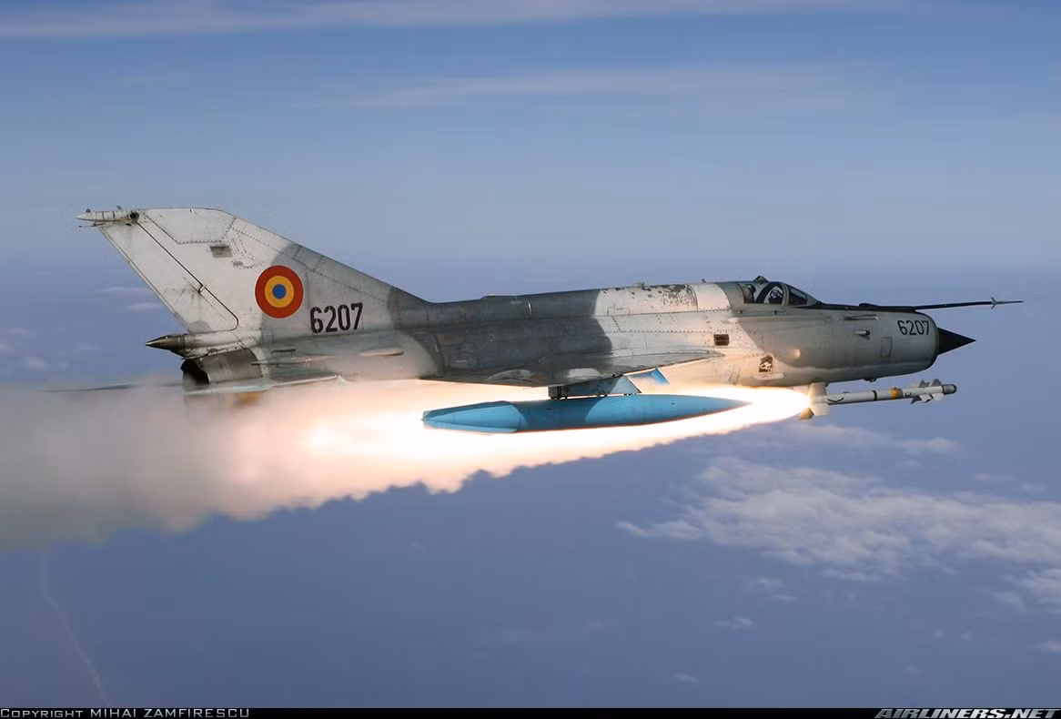 Theo nguồn tin của Live Fist Defense, tiêm kích MiG-21 thuộc liên đội 51, Không quân Ấn Độ đã sử dụng tên lửa Vympel R-73 do Nga sản xuất bắn rơi chiếc F-16D của Pakistan. Nguồn ảnh: Airliners.net