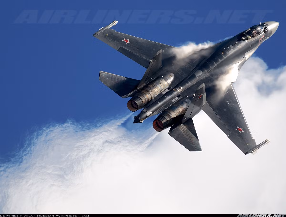 Đứng thứ 3 là tiêm kích chiếm ưu thế trên không một ghế ngồi Su-35S. Dù mang dáng dấp máy bay thế hệ 4, nhưng Su-35 được ứng dụng vật liệu phủ đặc biệt đem lại khả năng tàng hình nhẹ. Đây được xem là máy bay thế hệ 4++ đáng mơ ước nhất hiện nay. Nguồn ảnh: Airliners.net