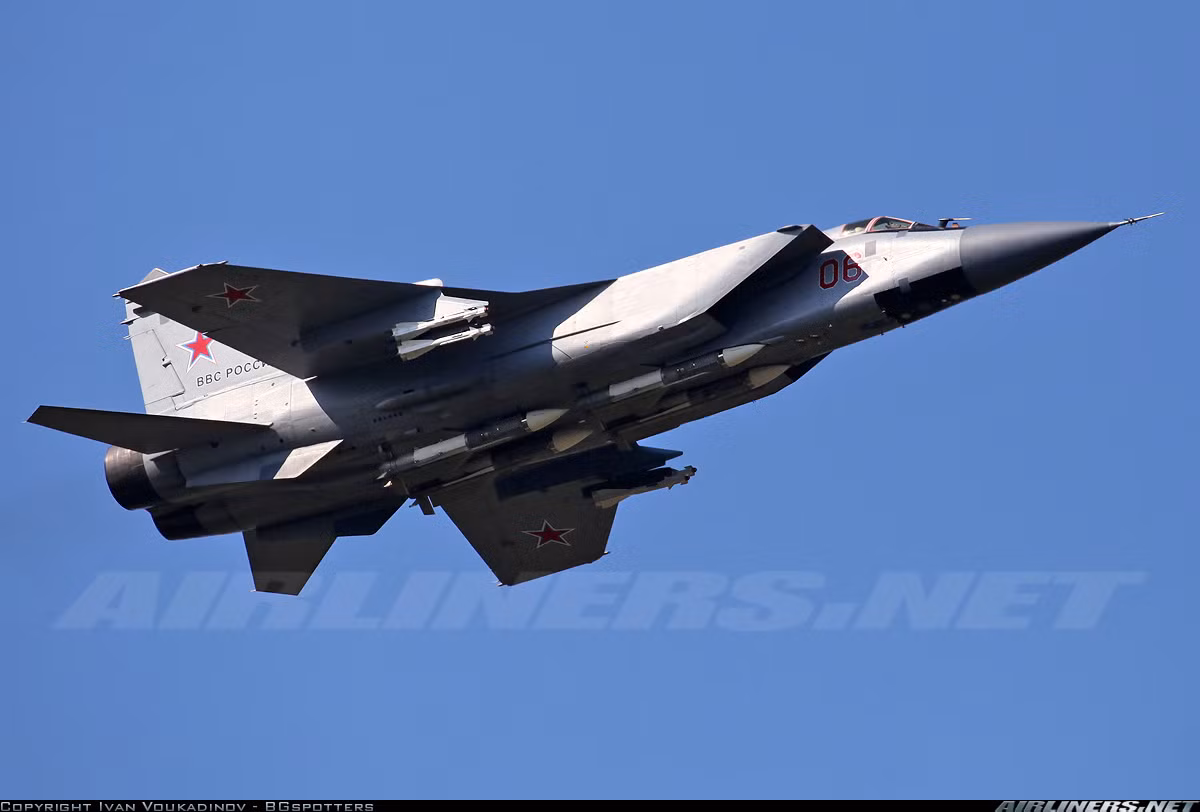 MiG-31 sở hữu hệ thống radar mạng pha cực mạnh có tầm trinh sát đến 400km, mang được các tên lửa không đối không hạng nặng R-33, R-37 có tầm bắn 300-400km – con số không thể tưởng tượng. Nguồn ảnh: Airliners.net