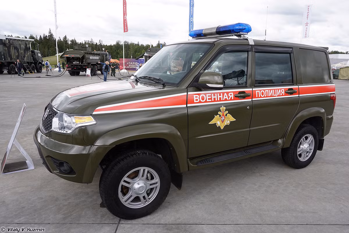 Phiên bản quân cảnh UAZ 3163-015 AP được phát triển từ dòng xe SUV UAZ Patriot nổi tiếng của UAZ thời hiện đại. Dòng xe này được coi là "kẻ kế thừa" huyền thoại UAZ 469, dẫu vậy doanh số của nó trên thị trường thế giới được cho là còn lâu mới vượt nổi "U-oát". Nguồn ảnh: Vitaly-Kuzmin