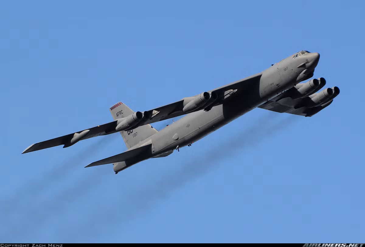 B-52 có tải trọng lên tới 31 tấn bom, tuy nhiên trong thời đại tên lửa phòng không phát triển tới đỉnh cao, nó được tận dụng làm nền tảng mang phóng các tên lửa hành trình AGM-86 có tầm phóng vài nghìn km cho phép đứng từ cực ly siêu xa, ngoài tầm phòng không đối phương để bắn phá. Nguồn ảnh: Airliners.net