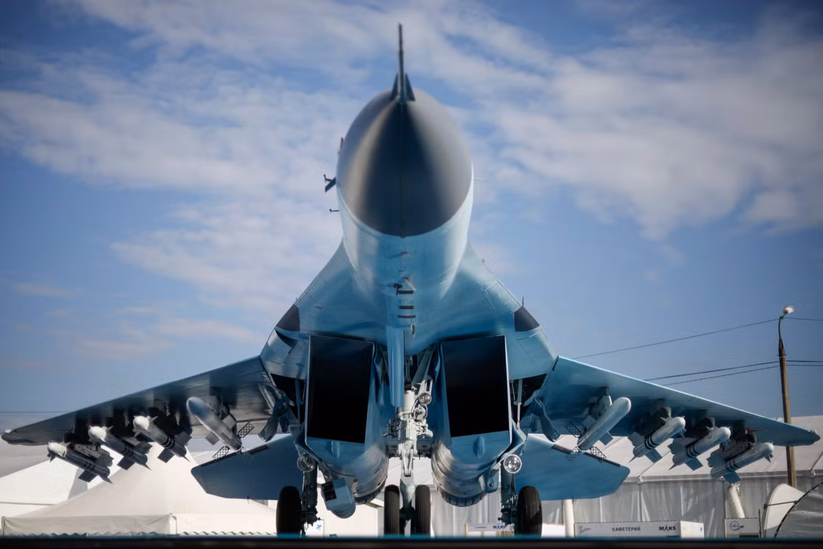 Dù là máy bay chiến đấu thế hệ 4, nhưng MiG-35 được trang bị nhiều công nghệ mới như động cơ có kiểm soát véc tơ lực đẩy, hệ thống điện tử hàng không hiện đại và sức mạnh của 8 tên lửa không đối không cho phép nó thực hiện hiệu quả nhiệm vụ chiếm ưu thế trên không. Nguồn ảnh: Wikipedia