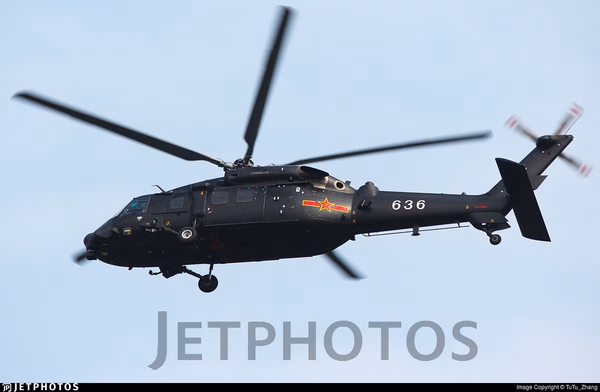 Z-20 được chế tạo hoàn toàn trên cơ sở dòng máy bay trực thăng nổi tiếng Black Hawk của Mỹ. Mà cụ thể có lẽ là từ phiên bản S-70C-2 mà nước này nhập khẩu thành công vào cuối những năm 1980. Nguồn ảnh: jetphotos