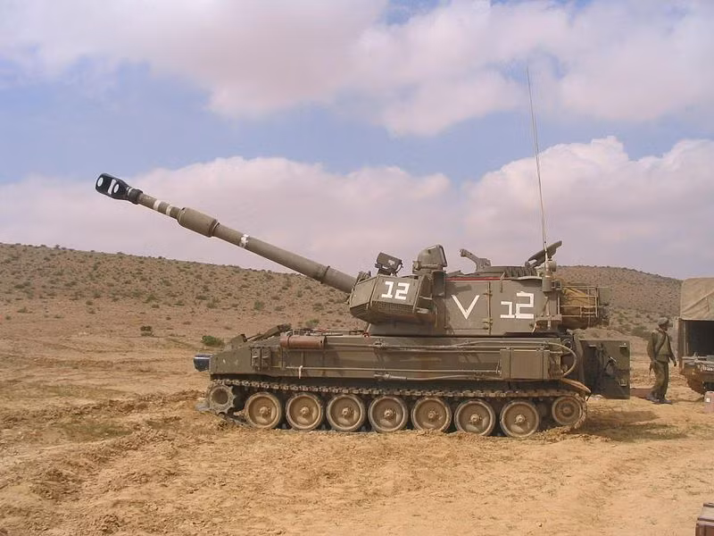 Hiện Quân đội Israel đang duy trì 600 khẩu M109 Doher được phát triển từ bản M109A5 với khẩu 155mm M284 đạt tầm bắn 22km với đạn thông thường và tới 30km với đạn có trợ lực tăng tầm. Nguồn ảnh: Wikipedia