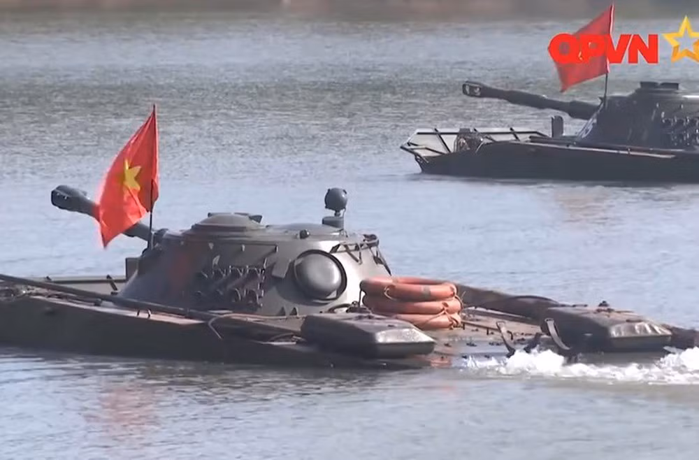 Hãng thông tấn TASS của Nga tin rằng Việt Nam cũng đang nâng cấp cả dòng xe tăng hạng nhẹ PT-76 nhưng không rõ chi tiết. Ảnh: QPVN