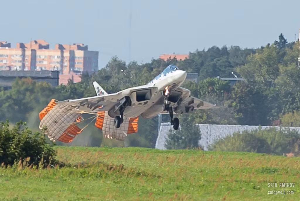 Đặc biệt, ngoài thiết kế hình dạng và sử dụng vật liệu hấp thụ sóng radar, Su-57 được cho là trang bị công nghệ tàng hình Plasma rất độc đáo. Ảnh: SAID AMINOV