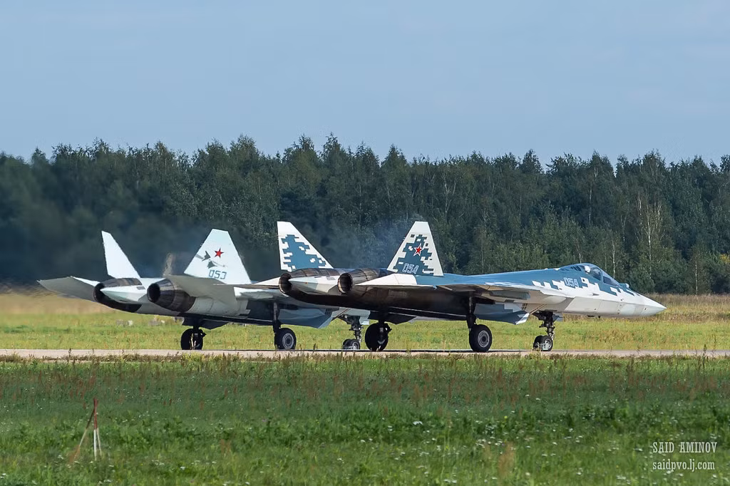 Loạt đầu Su-57 trang bị động cơ turbofan AL-41F1S tích hợp công nghệ kiểm soát véc tơ lực đẩy toàn phần với vòi phun động cơ có thể chuyển hướng cho phép máy bay đạt khả năng cơ động tốt chưa từng thấy. Ảnh: SAID AMINOV