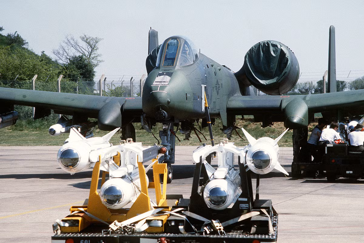 Chính thức đi vào phục vụ ngày 30/8/1972, AGM-65 Maverick là một trong những loại tên lửa không đối đất được sử dụng lâu nhất trong lịch sử vũ khí Mỹ lên tới gần nửa thế kỷ (47 năm). Và đó cũng là loại tên lửa không đối đất "thiện chiến" nhất của Mỹ khi tham gia phần lớn các cuộc chiến tranh kể từ năm 1972 đến nay, mở đầu là cuộc chiến Việt Nam. Nguồn ảnh: Wikipedia