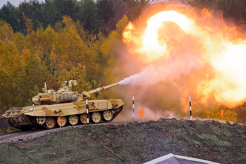 Hỏa lực chính của T-90S vẫn là pháo 2A46M 125mm có tích hợp hệ thống nạp đạn tự động với tốc độ bắn 5-8 giây/viên, hệ thống nạp đạn chứa 22 viên sẵn sàng khai hỏa như một "khẩu AK" vào kẻ địch. Pháo có thể bắn tên lửa chống tăng qua nòng. Nguồn ảnh: Wikipedia