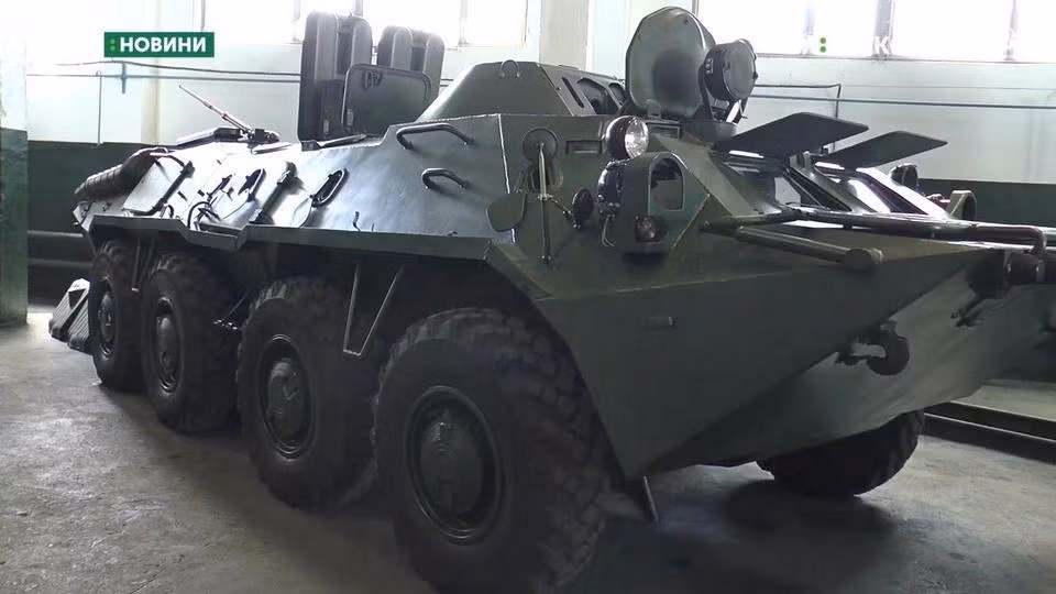 Trong ảnh, một chiếc xe thiết giáp chở quân BTR-60 đã hoàn thiện việc đại tu, sửa chữa lớn. Nguồn ảnh: UA