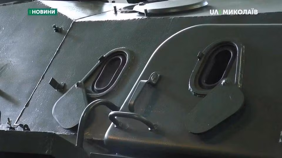 Lỗ châu mai dọc thành xe thiết giáp BTR-60. Nguồn ảnh: UA