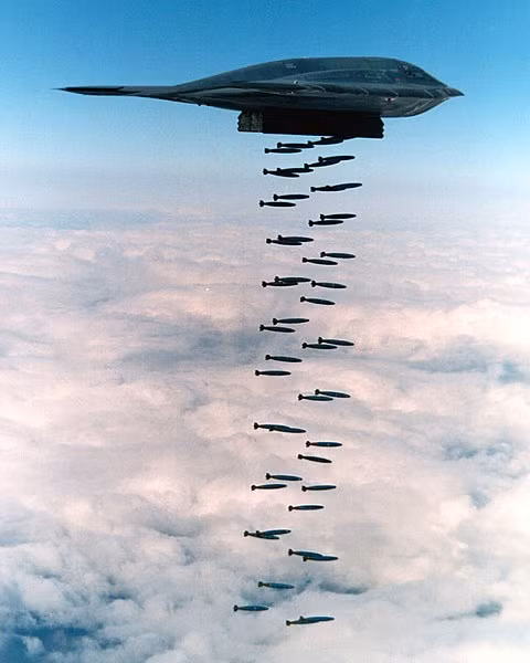 Theo tiết lộ của nhà sản xuất Northrop Grumman, B-2 có thể mang tối đa 80 quả bom Mk82 hoặc 36 quả bom CBU hoặc 16 bom Mk 84 (mỗi quả 1 tấn) hoặc 16 bom hạt nhân B61, B83. Nguồn ảnh: Wikipedia