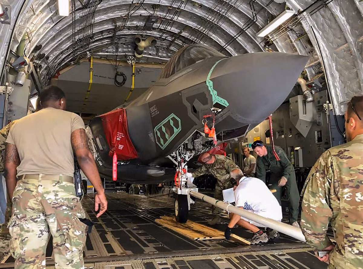 Trước đó, đã không ít lần các phiên bản F-35 gặp sự cố khi “kết nối” với phương tiện chở mình. Ví dụ như chương trình F-35B – động cơ của nó nóng tới mức có thể nung chảy mặt boong tàu sân bay trực thăng hay F-35C không tương thích với máy phóng điện từ. Thật may, khi kết hợp với máy bay C-17 lần này, F-35 đã không khiến các tướng lĩnh Mỹ “tức chết”. Nguồn ảnh: Eglin Air Force Base