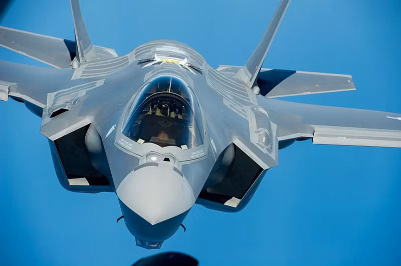 Hiện có 3 phiên bản chính gồm: F-35A dành cho không quân sẽ bổ sung cùng lực lượng F-22 và thay thế vai trò tấn công mặt đất của A-10; F-35B dành cho Thủy quân Lục chiến sẽ thay thế vai trò của AV-8B; F-35C dành cho hải quân sẽ thay thế cho mẫu F/A-18E/F. Nguồn ảnh: Wikipedia