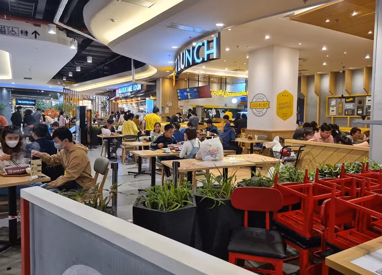 Nhà hàng ăn uống ở Trung tâm thương mại đông đúc khách sau khi được phép mở lại.